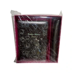 VICTORIAS JOURNALS 525-1969 HUSH HUSH HELLO KITTY KİLİTLİ 13x18cm 80gr.160YP.ÇİZGİLİ DEFTER + KALEMLİK SET