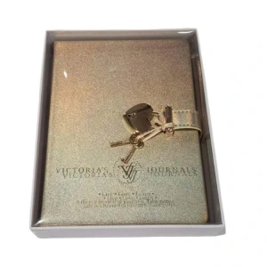 VICTORIAS JOURNALS 124-1910 HUSH HUSH KİLİTLİ METALİK13x18cm 80gr.160YP.ÇİZGİLİ DEFTER KUTULU -ALTIN RENGİ