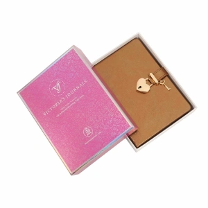 VICTORIAS JOURNALS 1029 13x18cm 80gr.160YP. HUSH-HUSH KUTULU KİLİTLİ ÇİZGİLİ DEFTER METALİK BAKIR