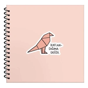 KESKİN HİSLİ ŞEYLER 16X15 SERT KAPAK ÇİZGİLİ SPRİALLİ STİCKERLİ DEFTER 50yp.- KATLANDIĞIMA DEĞDİ