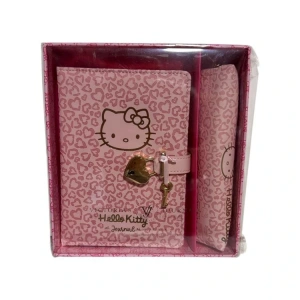 VICTORIAS JOURNALS 525-1971 HUSH HUSH HELLO KITTY KİLİTLİ 13x18cm 80gr.160YP.ÇİZGİLİ DEFTER + KALEMLİK SET
