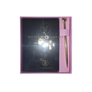 VICTORIAS JOURNALS 126-2759 HUSH HUSH KİLİTLİ KUTULU VE KALEMLİ 100gr.192YP.ÇİZGİLİ DEFTER  - SİYAH
