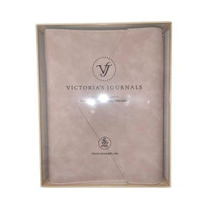 VICTORIAS JOURNALS MUSE 126-2728 KUTULU VEGAN DERİ A5 120 GR. 96 YP. DEĞİŞTİRİLEBİLEN İÇ ÇİZGİLİ ORGANİZER DEFTER PUDRA PEMBE