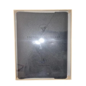 VICTORIAS JOURNALS MUSE 126-2731 KUTULU VEGAN DERİ A5 120 GR. 96 YP. DEĞİŞTİRİLEBİLEN İÇ ÇİZGİLİ ORGANİZER DEFTER SİYAH