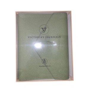 VICTORIAS JOURNALS MUSE 126-2730 KUTULU VEGAN DERİ A5 120 GR. 96 YP. DEĞİŞTİRİLEBİLEN İÇ ÇİZGİLİ ORGANİZER DEFTER YEŞİL