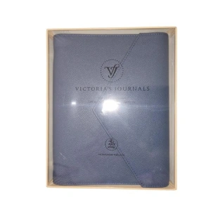 VICTORIAS JOURNALS MUSE 126-2729 KUTULU VEGAN DERİ A5 120 GR. 96 YP. DEĞİŞTİRİLEBİLEN İÇ ÇİZGİLİ ORGANİZER DEFTER LACİVERT