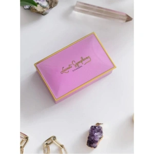 DAKS 2002 HEDİYELİK TENEKE KUTU LUCENT SYMPHONY - PEMBE 6x9.5x3cm