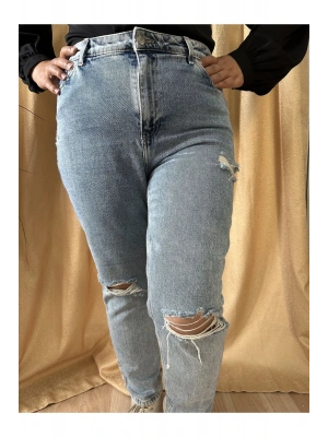 Mavi Kar Yıkama Mom Fit Yırtık Detaylı Jean Pantolon