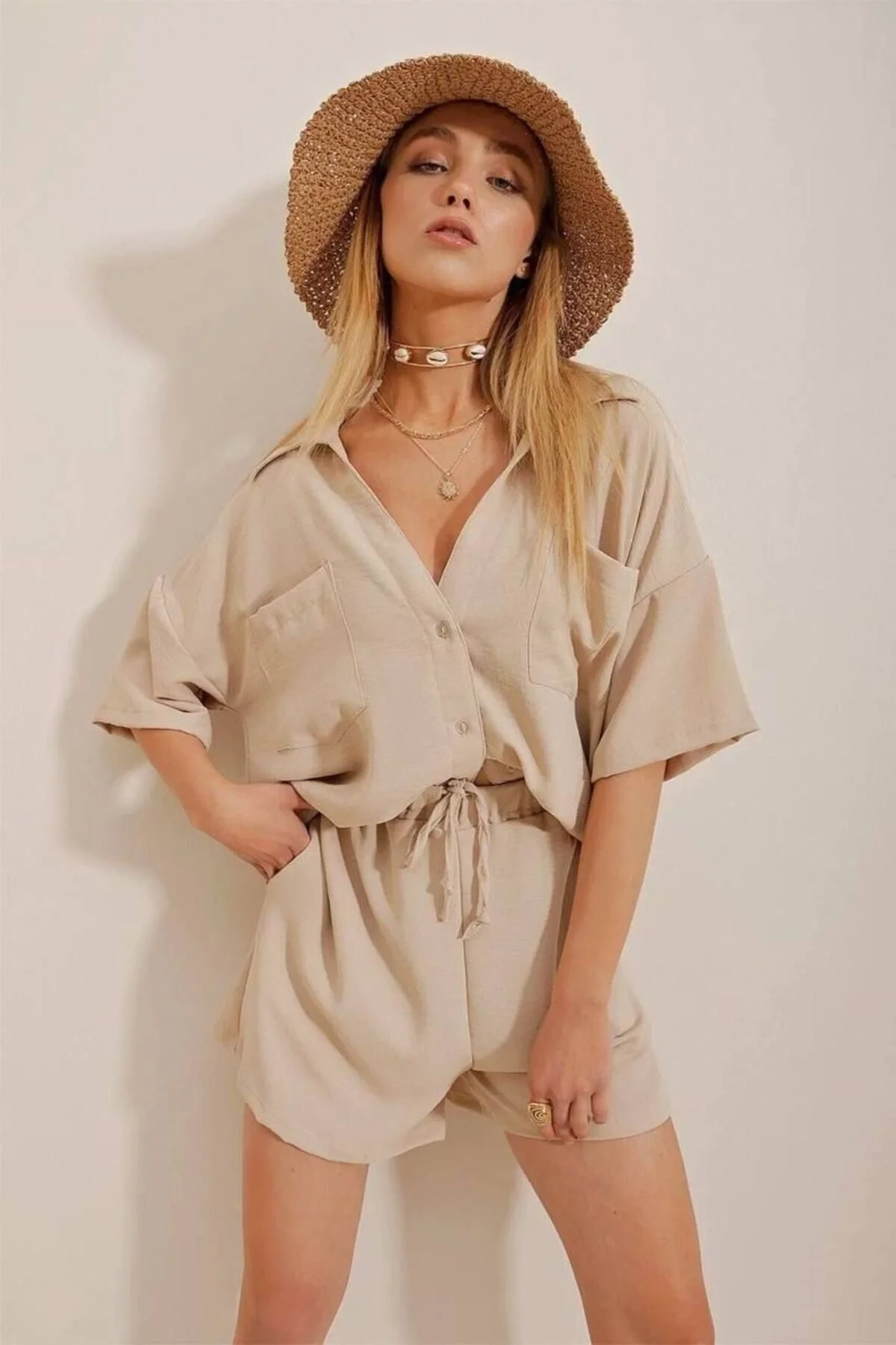 Kadın Bej Oversize Düşük Omuz Cepli Gömlek ve Yüksek Bel Bağcıklı Şort Ayrobin Kumaş Takım