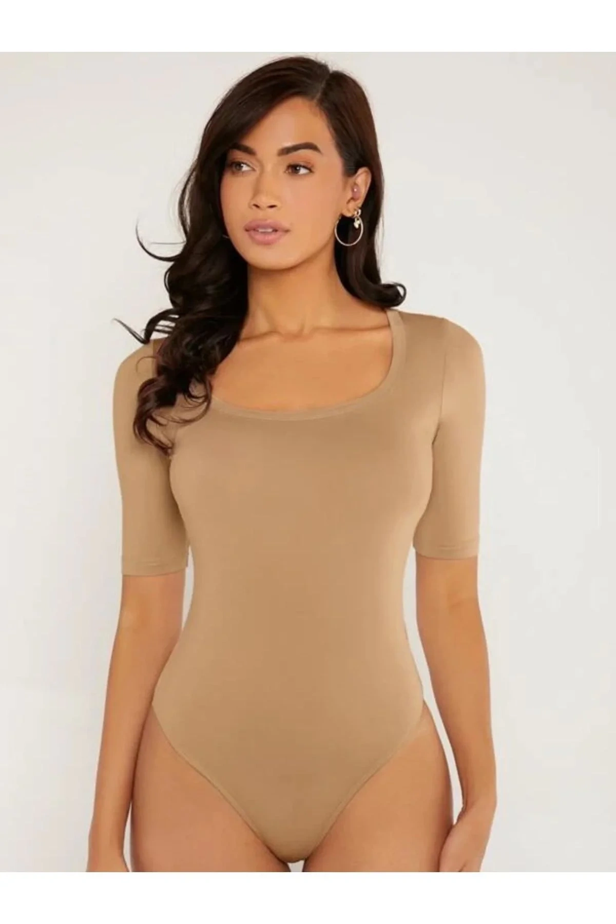 Kadın Bej U Yaka Kısa Kol Vücudu Saran Sandy Kumaş Tanga Basic Bodysuit