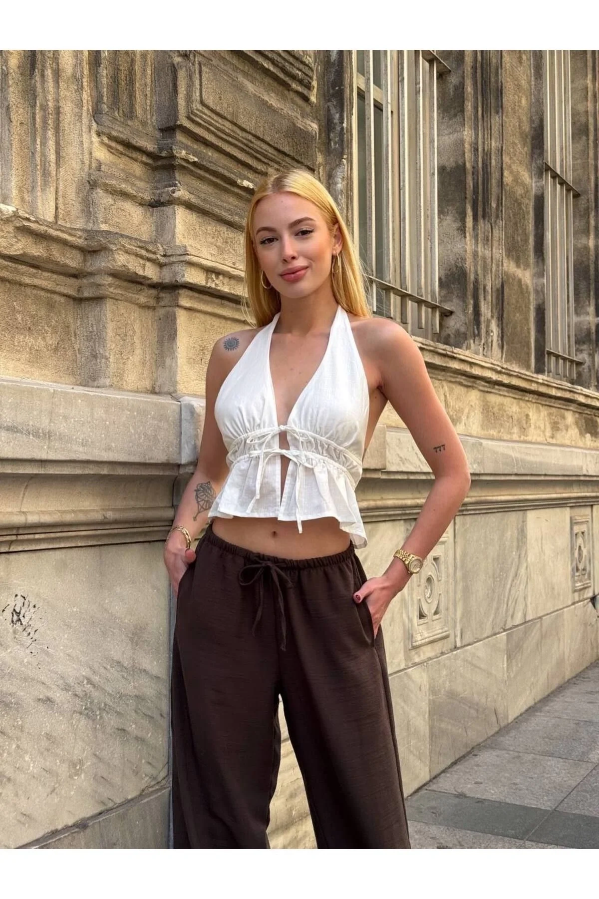 bysoca Kadın Beyaz Halter Yaka Sırtı ve Önü Bağlamalı V Yaka Dekolteli Fırfırlı Keten Crop Bluz