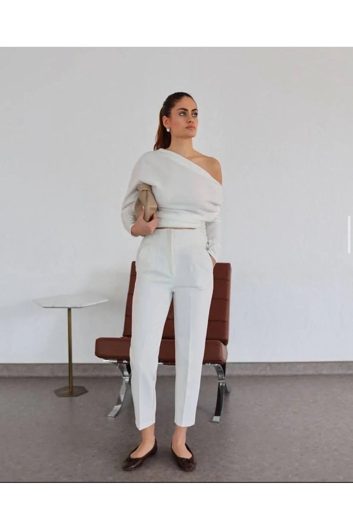 Kadın Beyaz Kayık Yaka Tek Omuz Dekolteli Uzun Kollu Vücudu Saran Şık Bluz