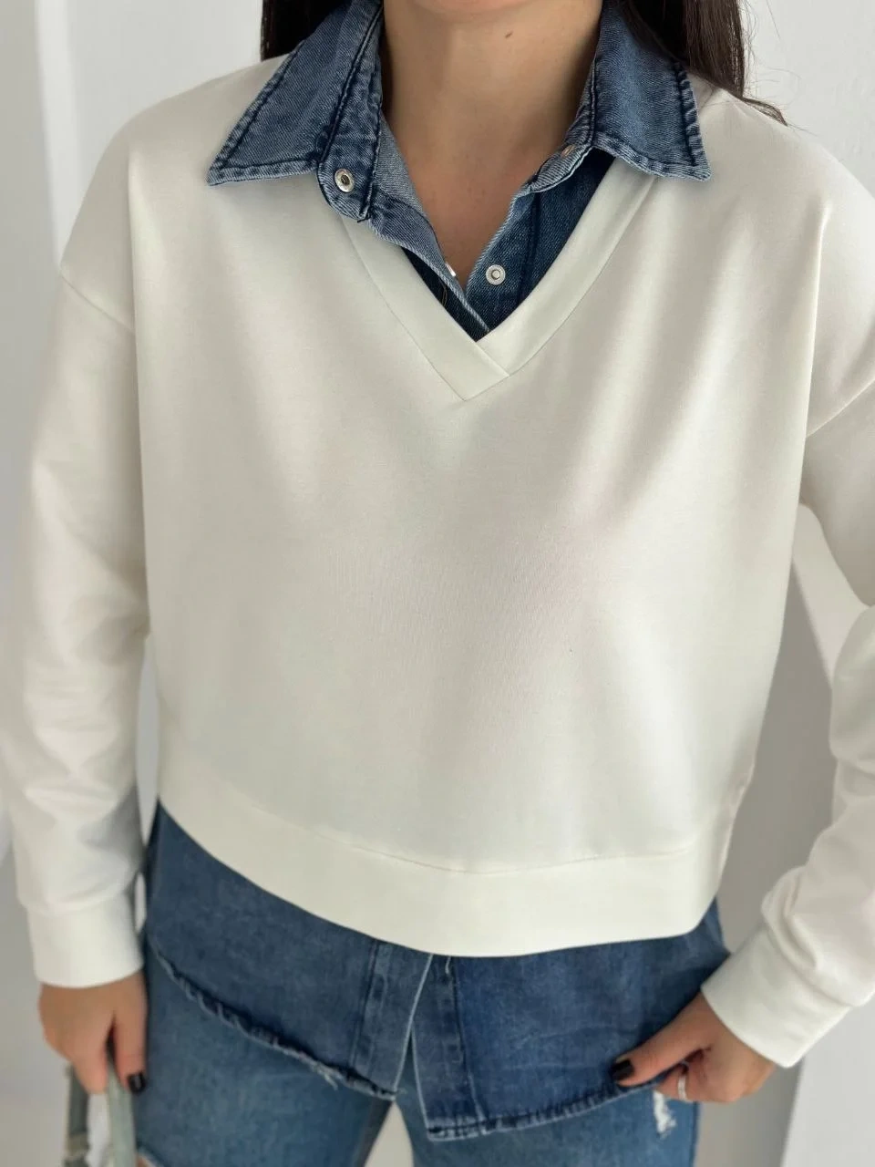 Kadın Ekru Gömlek Yaka Kot Detaylı V Yaka Uzun Kollu Rahat Kesim İki İplik Kumaş Sweatshirt