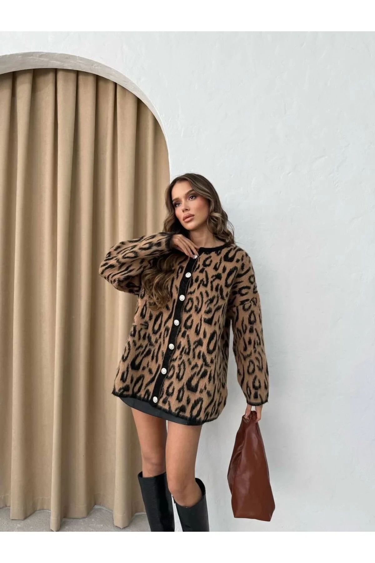 bysoca Kadın Kahve Leopar Desenli Düğmeli Bisiklet Yaka Uzun Peluş Şardonlu Kışlık Triko Hırka