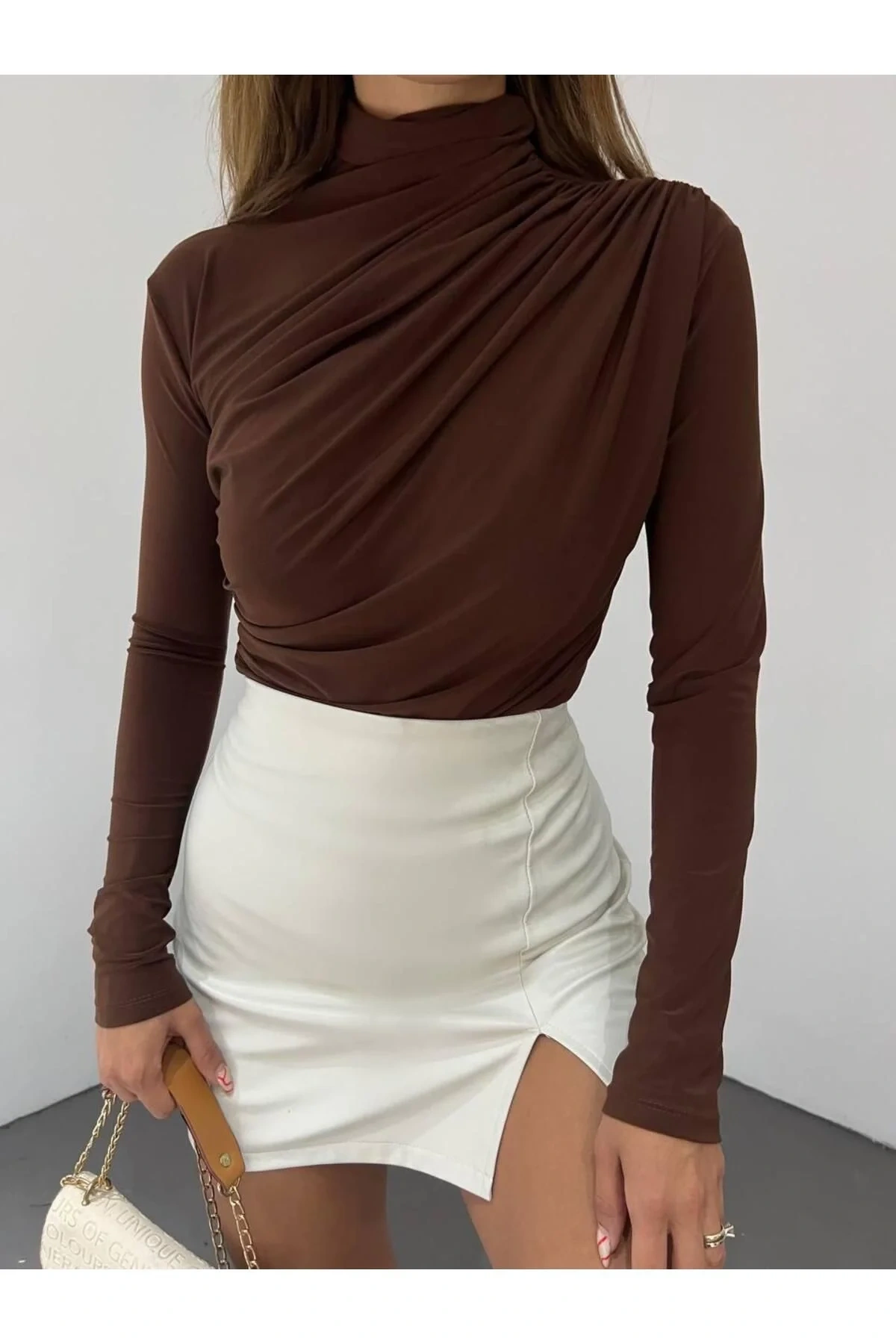 bysoca Kadın Kahverengi Yarım Balıkçı Yaka Tek Omuzu Drapeli Uzun Kollu Vücudu Saran Body Bluz