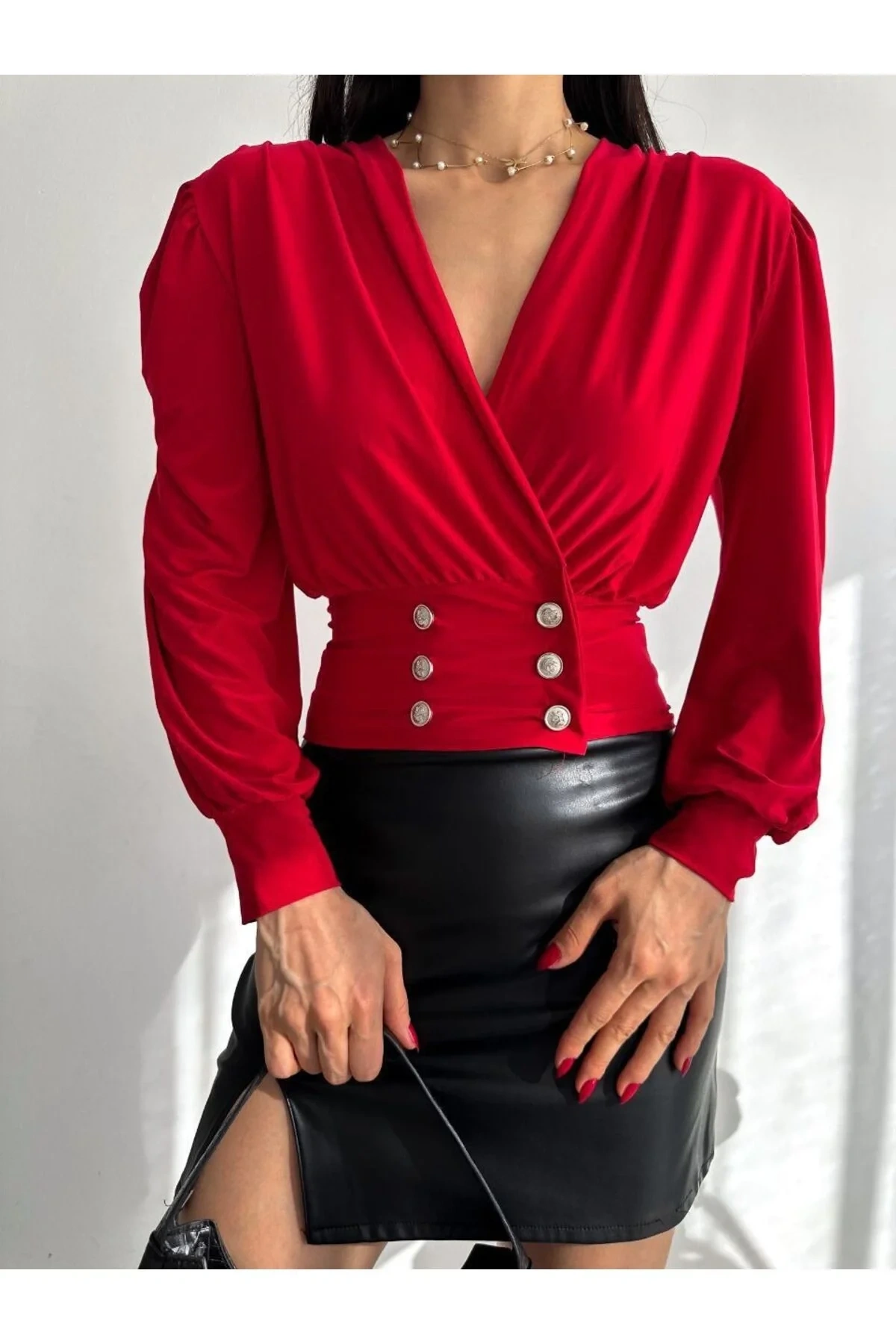 bysoca Kadın Kırmızı Kruvaze Yaka Gümüş Düğmeli Korsajlı Vatkalı Uzun Balon Kollu Bluz
