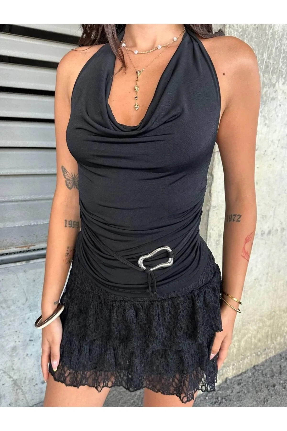 Kadın Siyah Degaje Yaka Boyundan Bağlamalı Sırt Dekolteli Tokalı Drapeli Sandy Kumaş Bluz