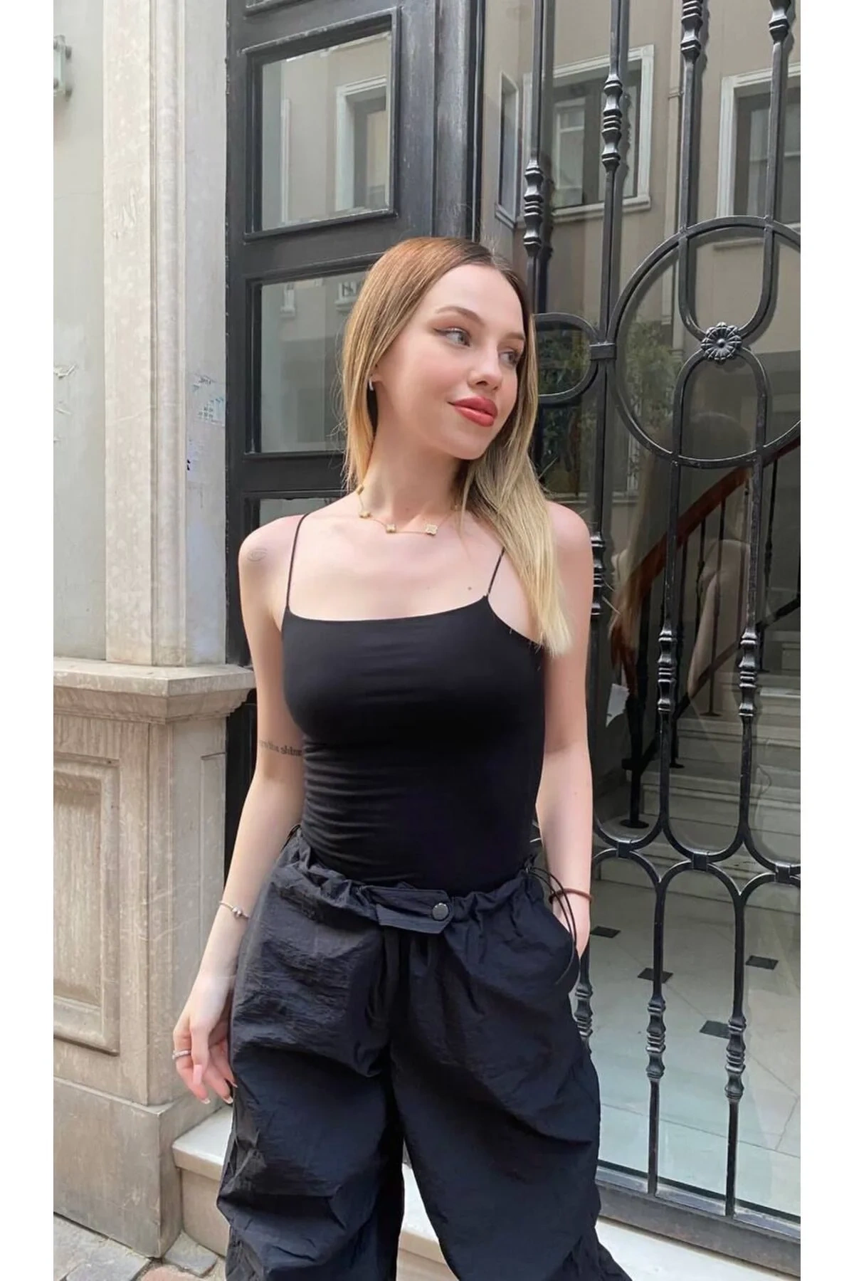 Kadın Siyah İnce İp Askılı Kare Yaka Sandy Kumaş Vücudu Saran Basic Günlük Atlet Body