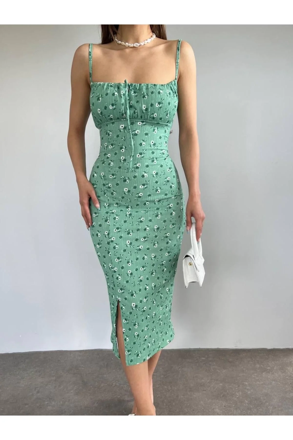 bysoca Kadın Yeşil Çiçekli Göğsü Büzgülü Yırtmaçlı Askılı Göğüs Dekolteli Midi Elbise
