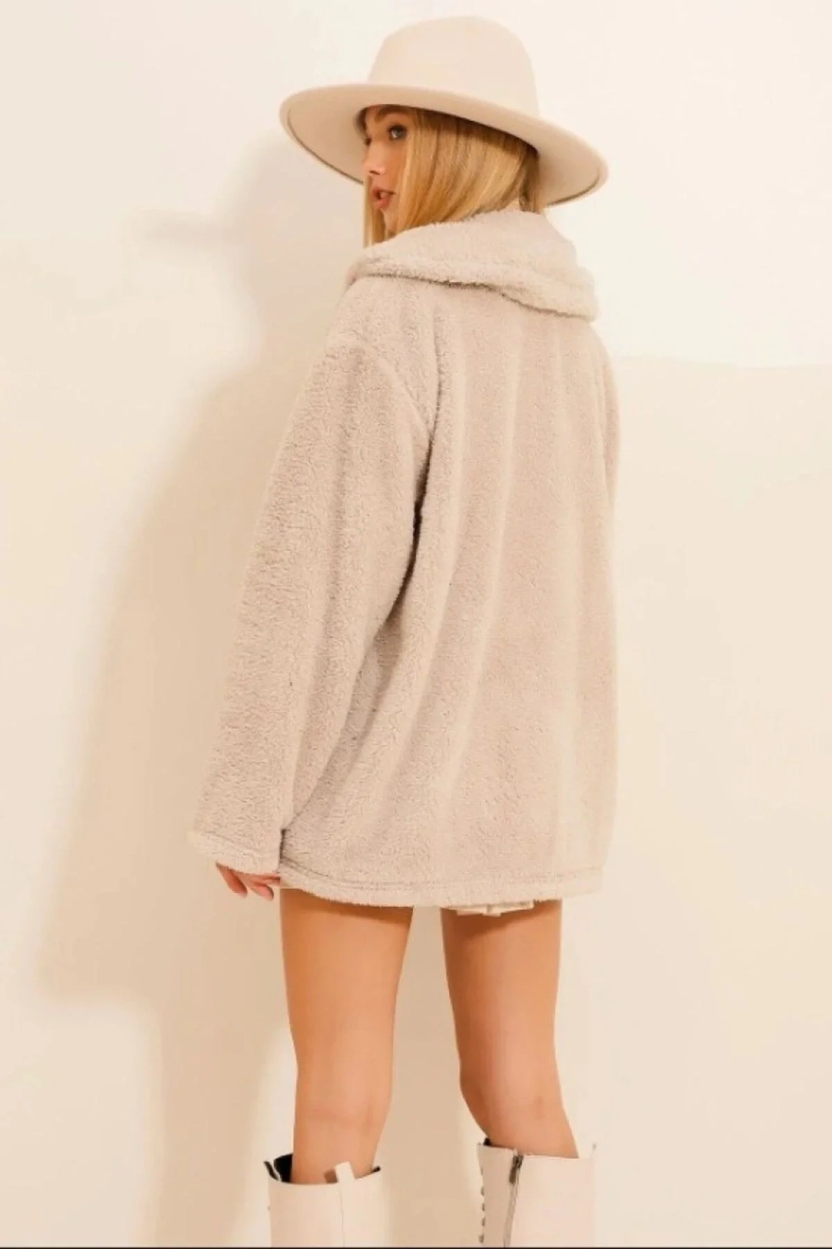 bysoca Kadın Bej Oversize Gömlek Yaka Uzun Kollu Cepli Önü Düğmeli Peluş Teddy Kaban Mont