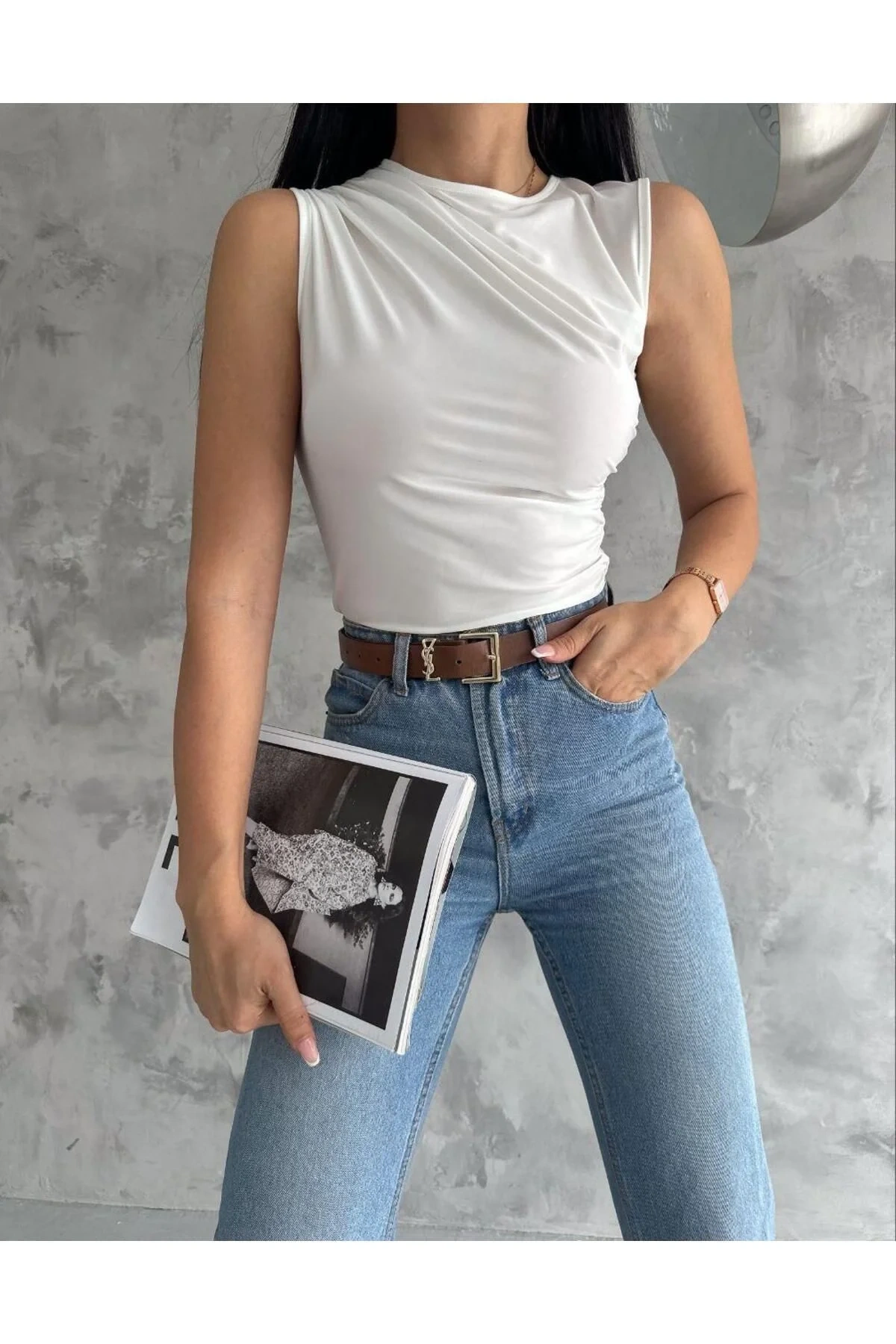 bysoca Kadın Beyaz Bisiklet Yaka Boynu Drapeli Sıfır Kol Likralı Sandy Kumaş Basic Bluz