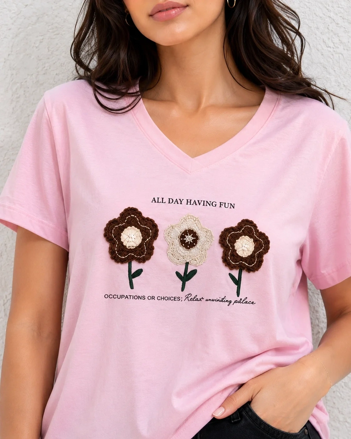 Kadın Pembe V Yaka %100 Pamuklu Boncuk Nakış İşlemeli T-Shirt Çiçekli