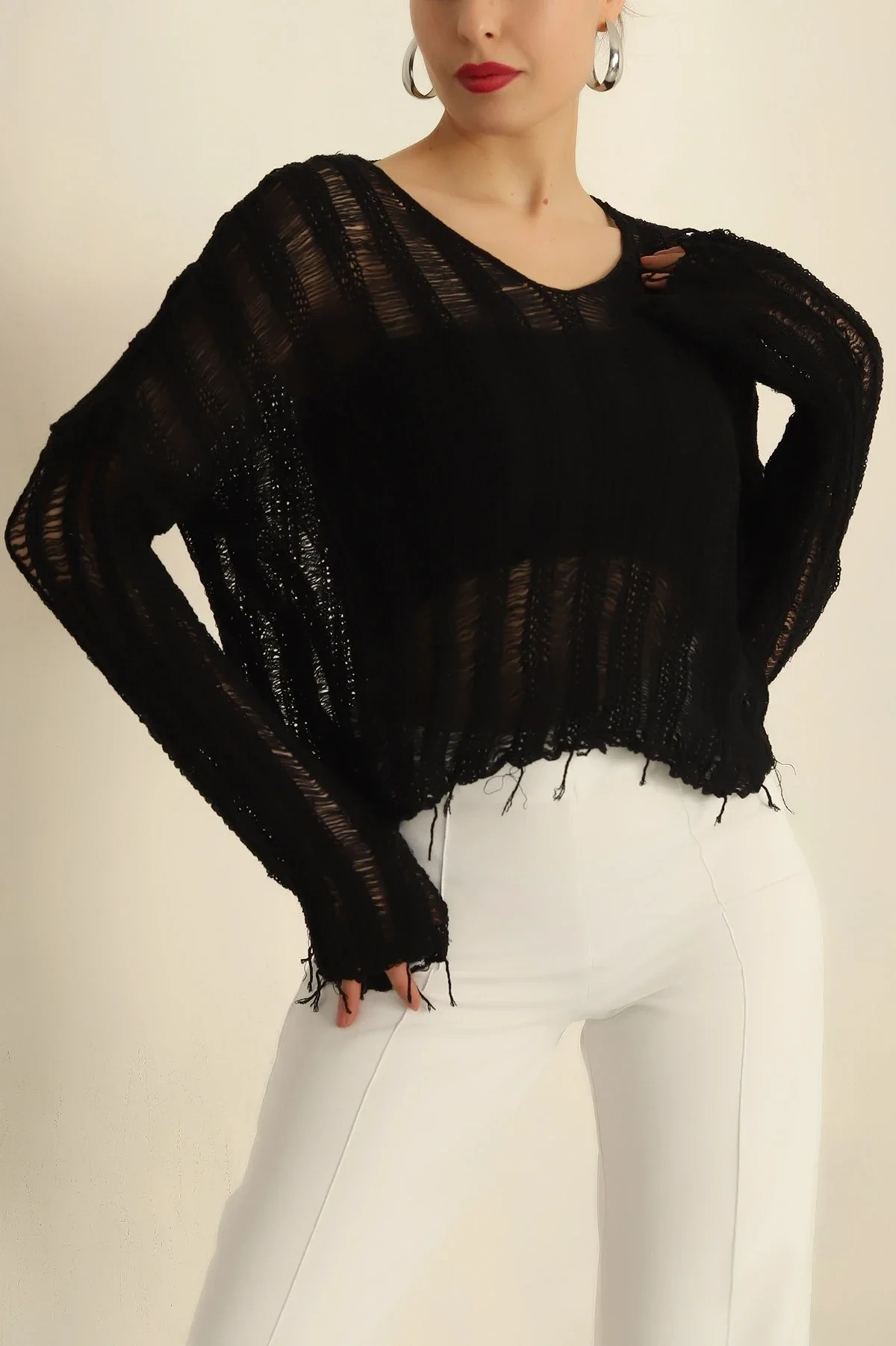 Kadın Siyah V Yaka Uzun Kol Düşük Omuz Ajurlu Pamuklu Püsküllü Salaş Örme Bohem Triko Bluz