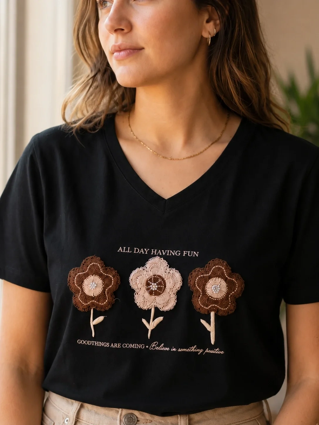 Kadın Siyah V Yaka %100 Pamuklu Boncuk Nakış İşlemeli T-Shirt Çiçekli