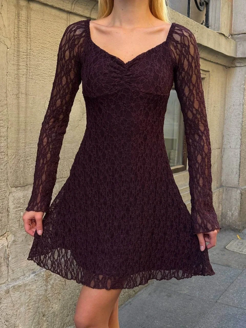 bysoca Kadın Kahverengi Uzun Kollu Kalp Yaka Göğsü Büzgülü Astarlı Kloş Etekli Dantel Mini Elbise