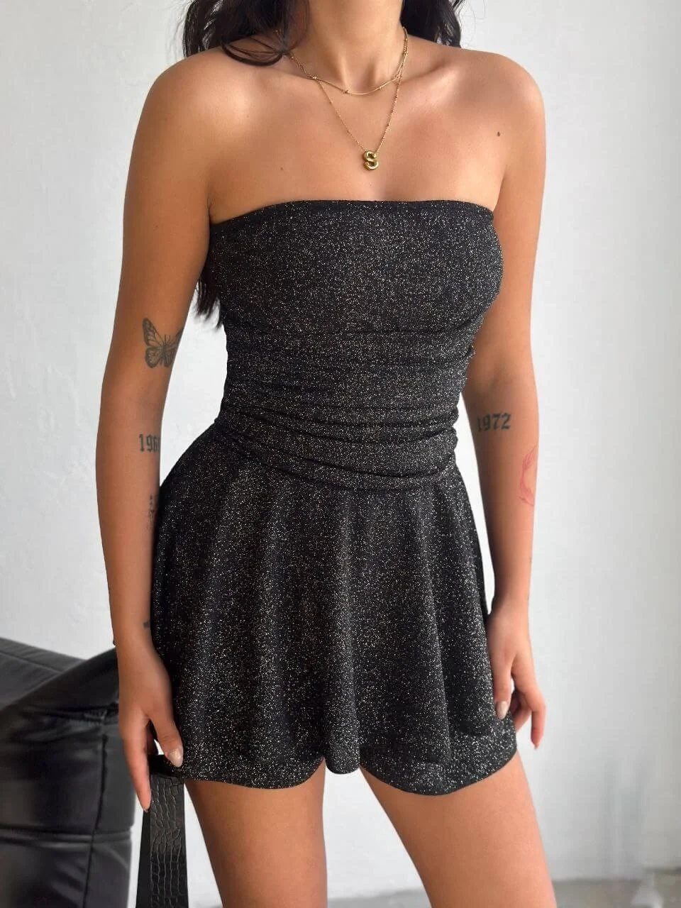 Kadın Siyah Simli Straplez Beli Büzgülü Esnek Kısa Mini Kloş Elbise Görünümlü Şık Şort Tulum