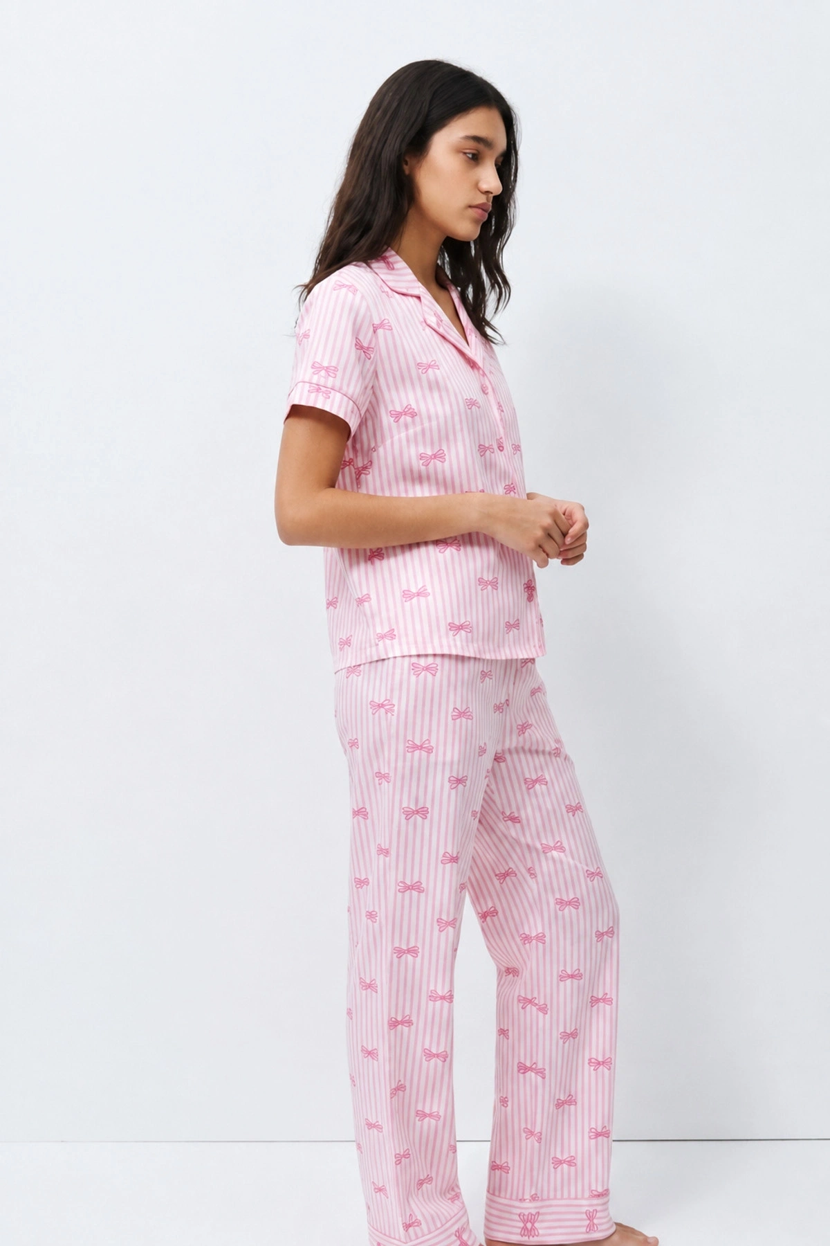 Kadın Pembe Çizgili Fiyonk Desenli Kısa Kollu Düğmeli Gömlek Yaka Pantolonlu Pijama Takımı