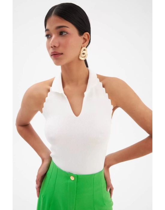 bysoca Kadın Beyaz Gömlek Yaka Halter Kesim Sırtı Açık Kenarları Tırtıklı Fitilli Triko Crop Bluz