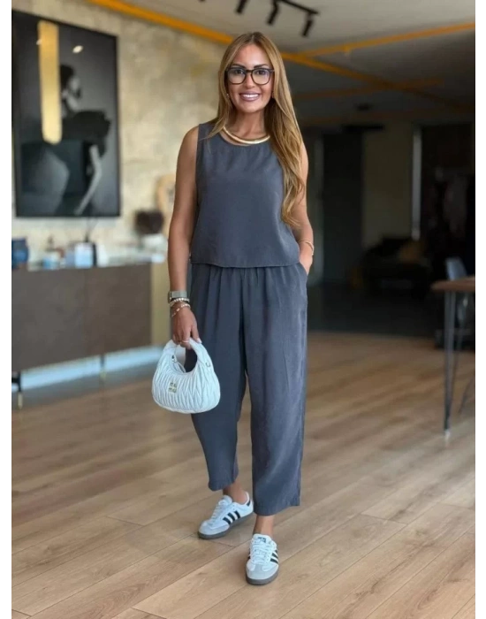Kadın Bisiklet Yaka Kolsuz Bluz Ve Beli Lastikli Kısa Paça Pantolon Ikili Takım