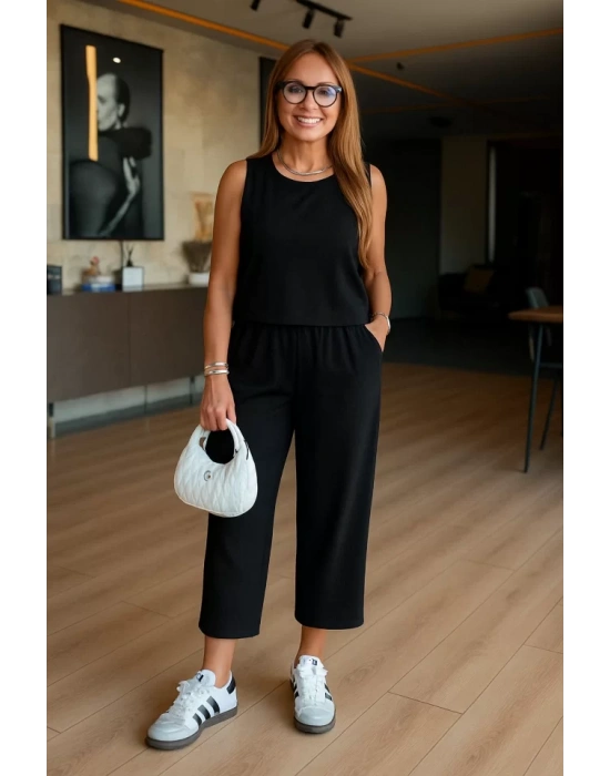 Kadın Bisiklet Yaka Kolsuz Bluz Ve Beli Lastikli Kısa Paça Pantolon Ikili Takım