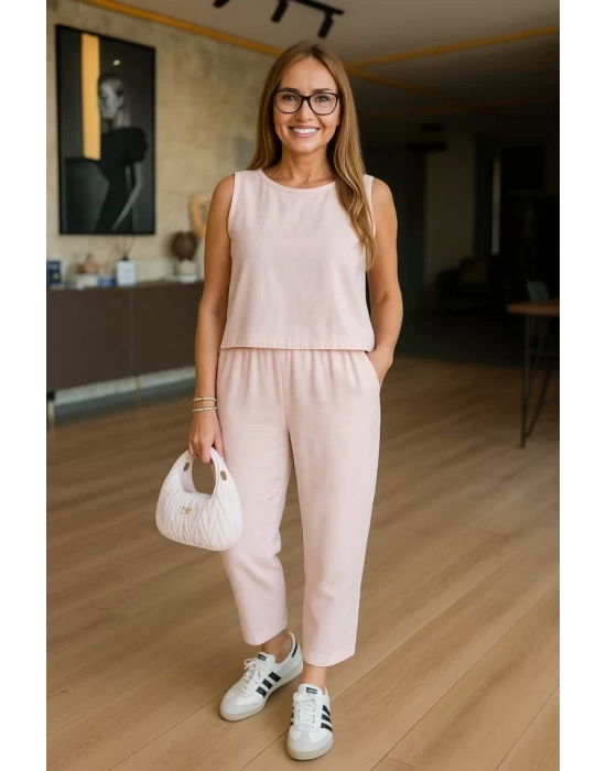 Kadın Bisiklet Yaka Kolsuz Bluz Ve Beli Lastikli Kısa Paça Pantolon Ikili Takım