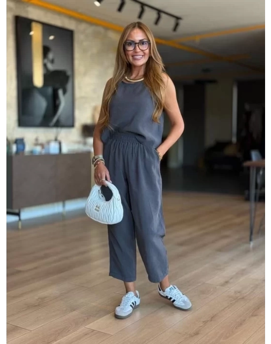 Kadın Bisiklet Yaka Kolsuz Bluz Ve Beli Lastikli Kısa Paça Pantolon Ikili Takım
