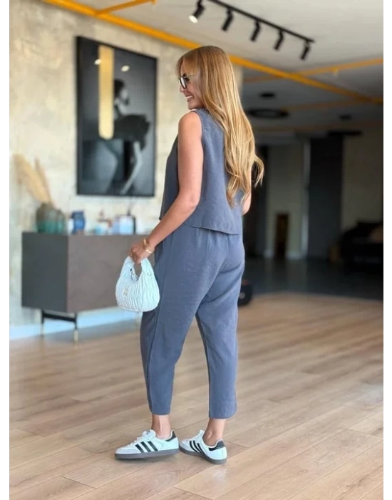 Kadın Bisiklet Yaka Kolsuz Bluz Ve Beli Lastikli Kısa Paça Pantolon Ikili Takım