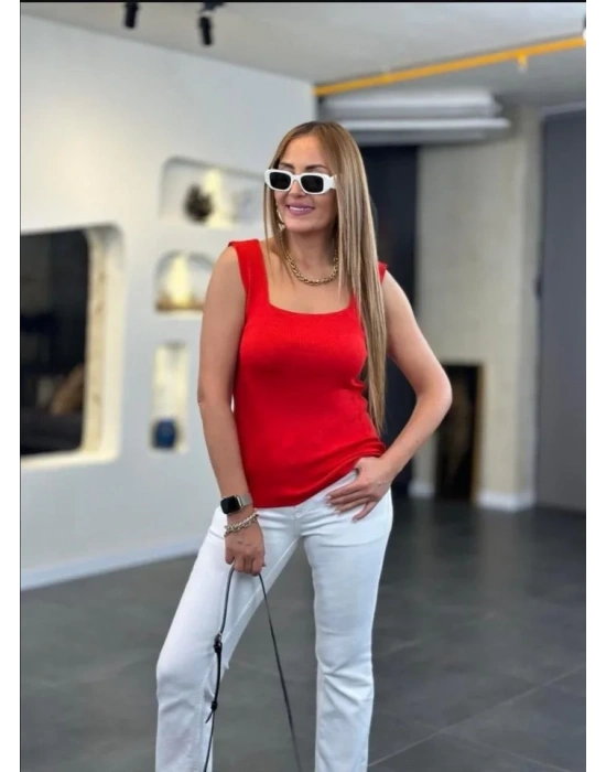 Kare Yaka Kalın Askılı Beyaz Triko Bluz