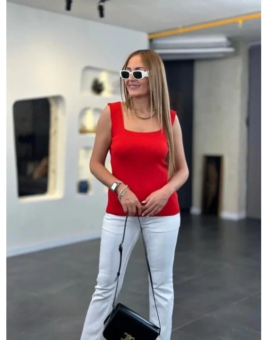 Kare Yaka Kalın Askılı Beyaz Triko Bluz