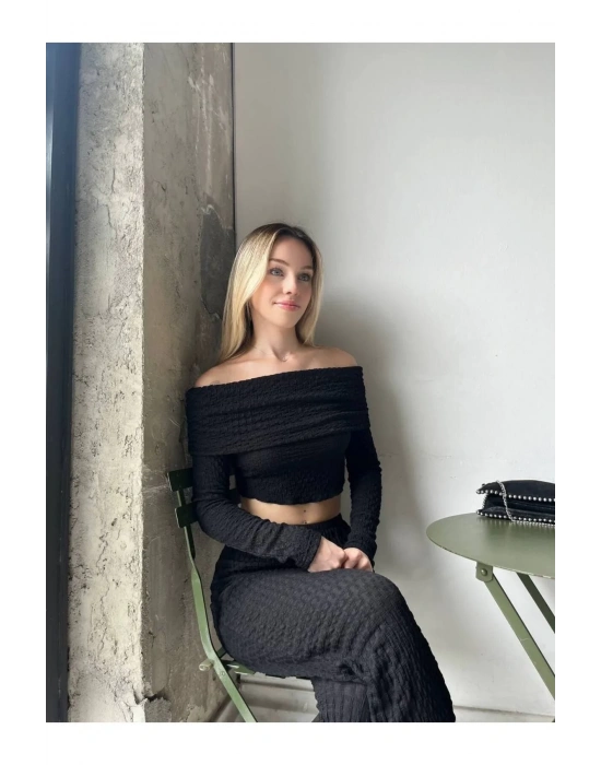 bysoca Kadın Siyah Madonna Yaka Düşük Omuz Gofre Kumaş Dokulu Crop Bluz