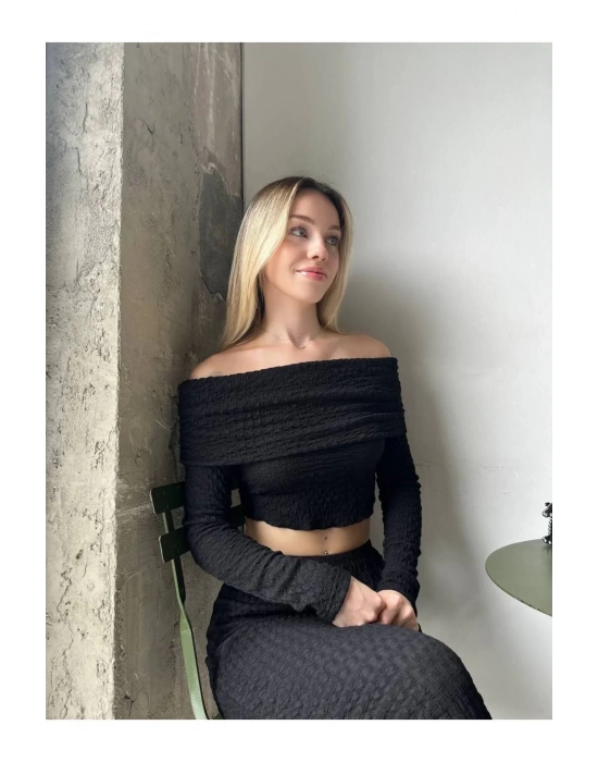 bysoca Kadın Siyah Madonna Yaka Düşük Omuz Gofre Kumaş Dokulu Crop Bluz