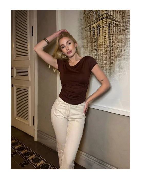 bysoca Kadın Acı Kahve Drapeli Degaje Yaka Kısa Kollu Vücudu Saran Sandy Kumaş Crop Bluz
