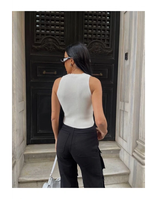 bysoca Kadın Krem V Yaka Düğme Detaylı Asimetrik Kesim Fitilli Triko Yelek Crop Top