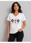 Kadın Beyaz V Yaka %100 Pamuklu Boncuk Nakış İşlemeli T-Shirt Çiçekli