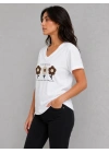 Kadın Beyaz V Yaka %100 Pamuklu Boncuk Nakış İşlemeli T-Shirt Çiçekli