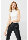 Kadın Beyaz Yarım Balıkçı Yaka Kolsuz Pamuklu Esnek Basic Atlet Body Bluz