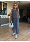 Kadın Bisiklet Yaka Kolsuz Bluz Ve Beli Lastikli Kısa Paça Pantolon Ikili Takım