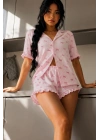 Kadın Pembe Fiyonk Desenli Fırfırlı Kısa Kollu Düğmeli Gömlek Yaka Şortlu Pijama Takımı
