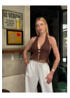 bysoca Kadın Kahverengi Halter Yaka Sırtı ve Önü Bağlamalı V Yaka Dekolteli Fırfırlı Keten Crop Bluz