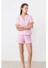 Kadın Pembe Çizgili Fiyonk Desenli Fırfırlı Kısa Kollu Gömlek Yaka Düğmeli Şortlu Pijama Takımı